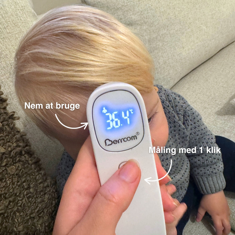 Pandetermometer holdes midt på barnets pande